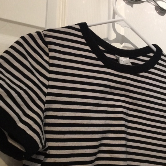 A striped black and white t-shirt - Picture 2 of 4